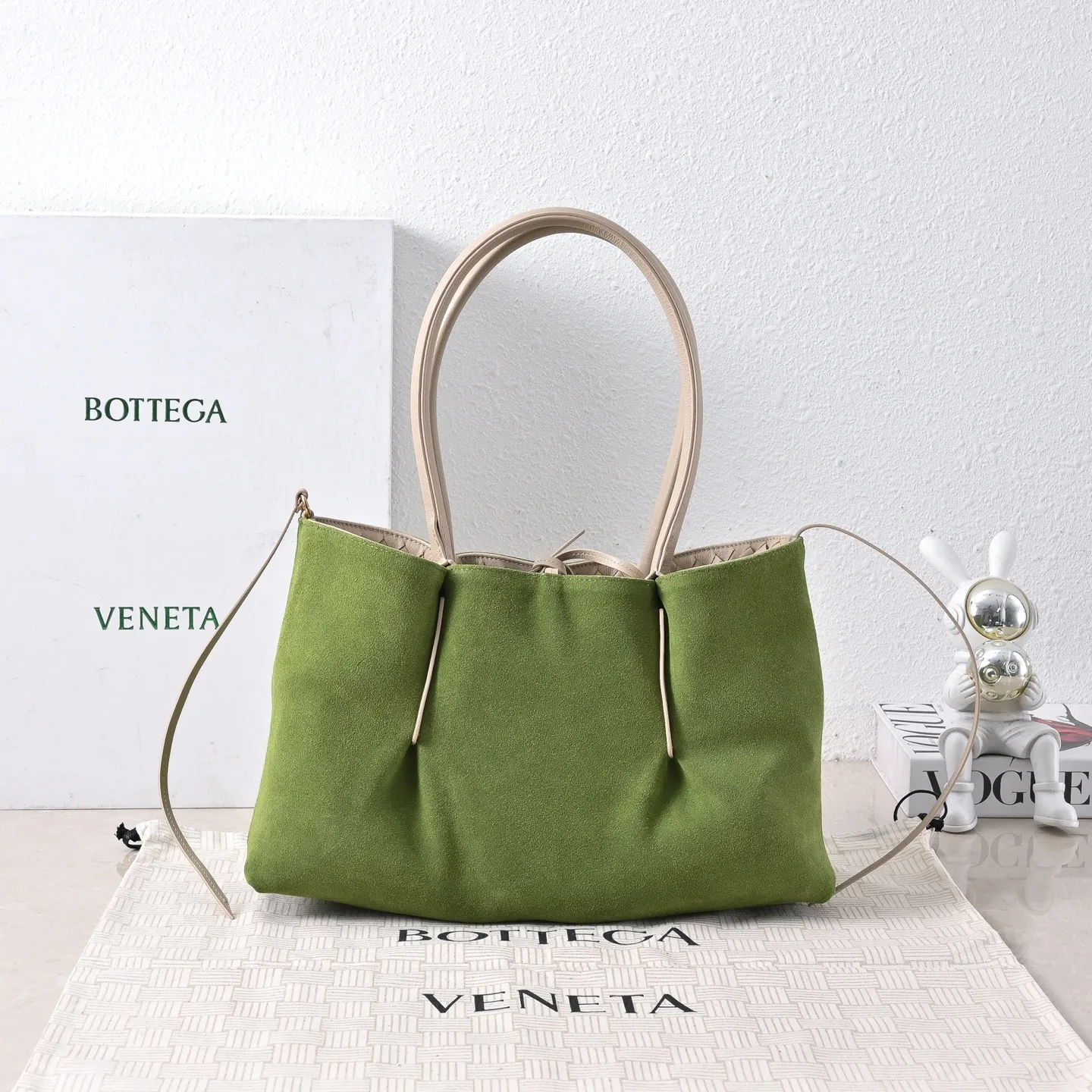 Batch 1860 Bv 2025 early spring series Pinacoteca medium tote handbag. The front is made of classic Intreccia woven cow leather. It is low-key and luxurious. The flip side is made of warm suede. It instantly switches to a lazy and casual style. It has a large interior capacity. It is no pressure to carry a computer for commuting. It is also thoughtfully matched with a small detachable bag. It is full of security. The woven texture is so delicate that you can't put it down. The highlight is that it is super versatile. Come and get your new bag😝 Model: 4371 Size: 34*20*14cm